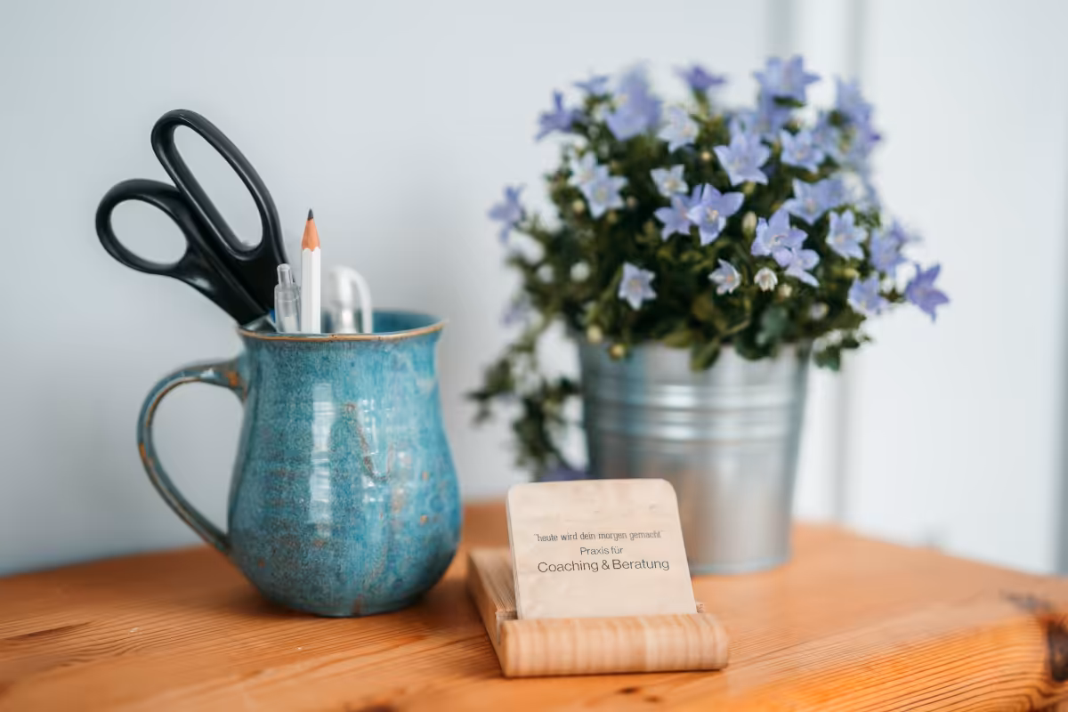 Ruhige Praxisszene mit Coaching-Materialien